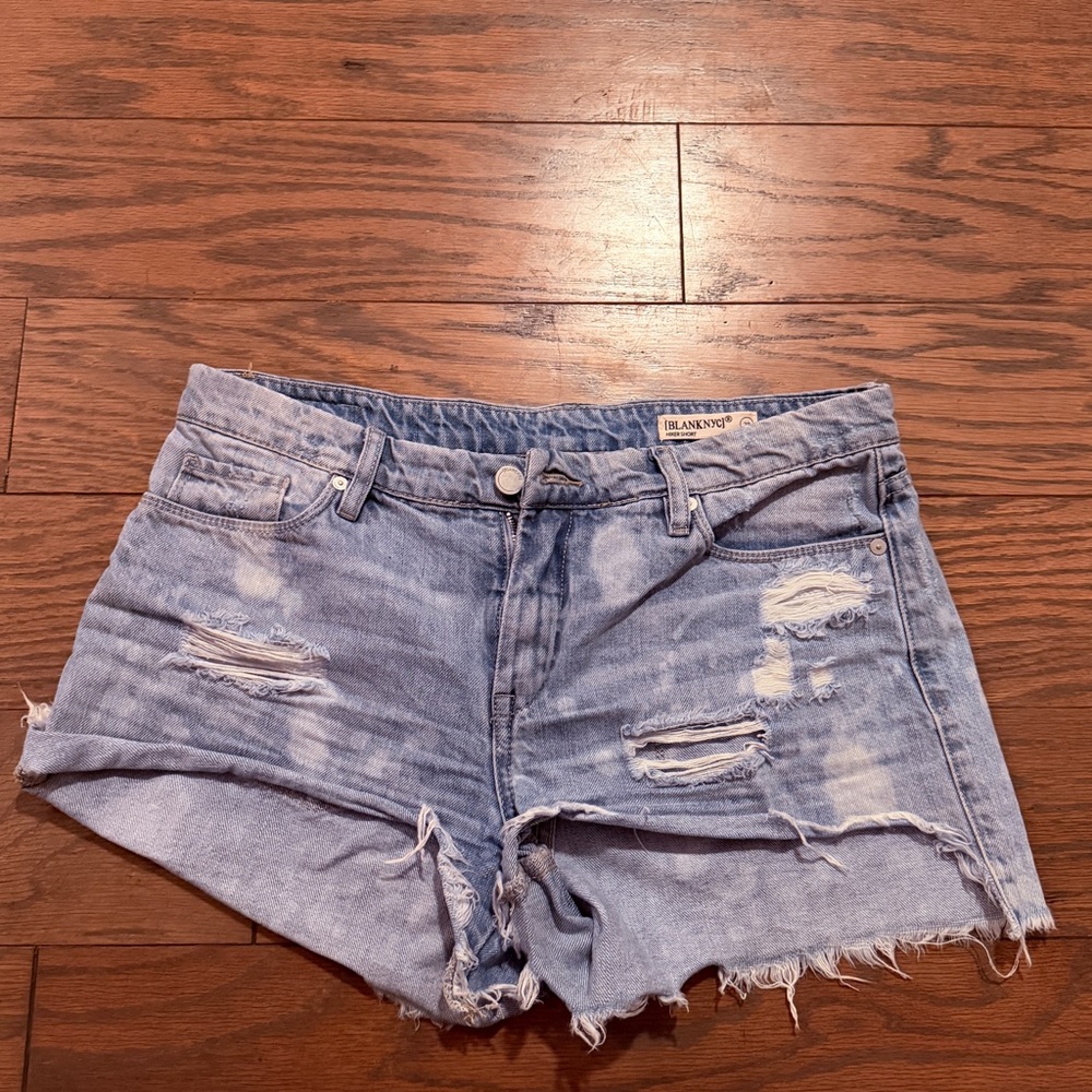 blanknyc brand light-wash, distressed denim shorts
